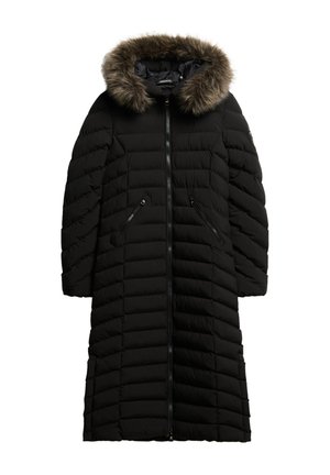 Cappotto puffo nero con motivo trapuntato orizzontale, chiusura con zip, due tasche laterali e cappuccio con bordatura in pelliccia. La lunghezza frontale arriva fino a metà polpaccio.
