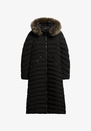 Sort pufferjakke med horisontal quiltet mønster, lynlåslukning, to sidelommer og hætte med pelskant. Frontlængden når midt på læggen.