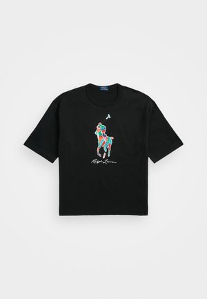 Czarny t-shirt z krótkim rękawem, na przedzie z kolorową grafiką polo i podpisem "Ralph Lauren" na środku.