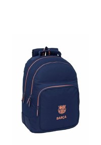 Wojskowy plecak wykonany z trwałej tkaniny, z dwiema pomarańczowymi kieszeniami na zamek, wyhaftowanym logo, wyściełanymi paskami oraz górnym uchwytem do noszenia.