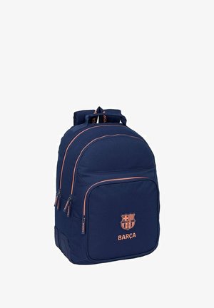 Wojskowy plecak wykonany z trwałej tkaniny, z dwiema pomarańczowymi kieszeniami na zamek, wyhaftowanym logo, wyściełanymi paskami oraz górnym uchwytem do noszenia.