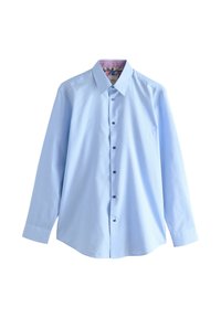 Chemise à manches longues bleu clair avec un motif texturé et un col boutonné. Présente des boutons foncés et un détail floral à l'intérieur du col.