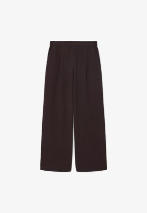 Calças largas de cor castanho-escuro, feitas de um tecido leve, com uma cintura alta, pregas e dois bolsos laterais, apresentando uma faixa elástica na cintura.