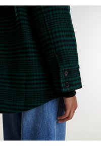 Groen en zwart geruit overhemd van gestructureerde stof, met een relaxte pasvorm, manchetten met drie zwarte knopen en een gebogen zoom.