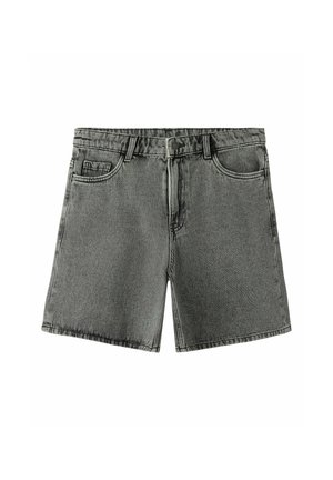 Črne denim kratke hlače s sprednjim gumbom in zadrgo, zanke za pas in sprednjimi žepi na belem ozadju.