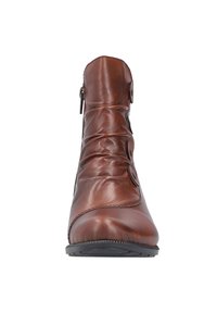 Stivale alla caviglia in pelle marrone con texture arricciata, punta arrotondata, chiusura con zip laterale e dettaglio decorativo a bottone. Suola in gomma per una migliore aderenza.