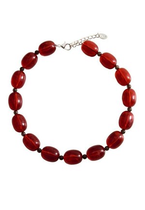 Collana di perline ovali rosse con piccole perline scure tonde tra di loro, chiusura regolabile in argento su sfondo bianco.