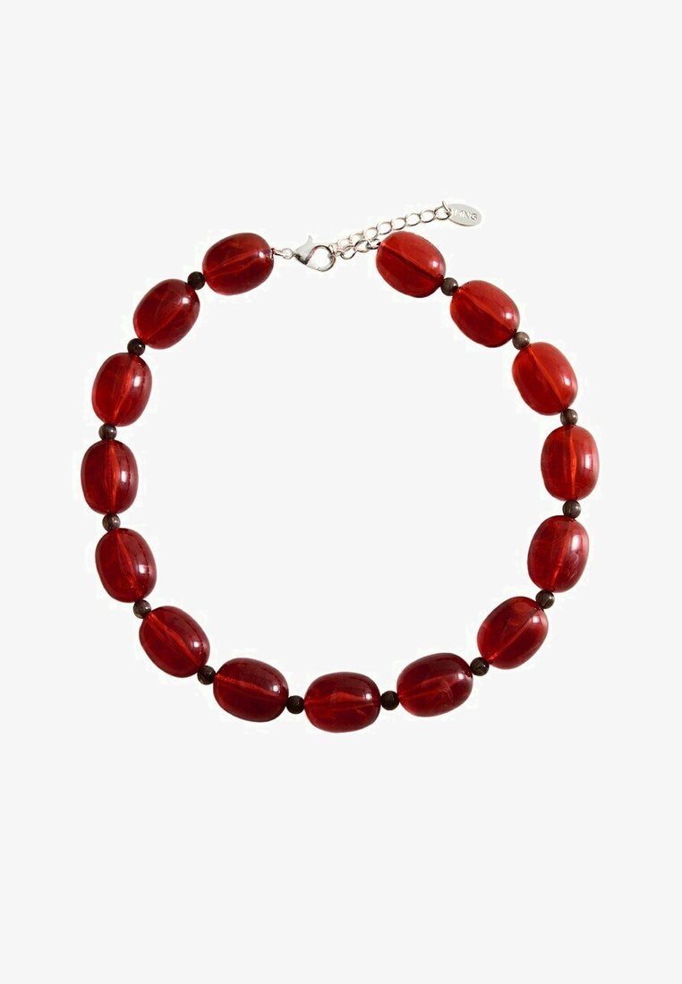Collier de perles ovales rouges avec de petites perles rondes foncées intercalées, chaîne à fermoir réglable en argent sur fond blanc.