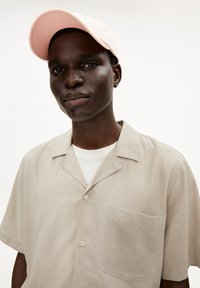 ARMEDANGELS LOVAAR LINO - Overhemd - sand stone