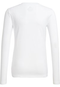Camiseta blanca de manga larga hecha de una tela ligera y texturizada. Presenta un cuello redondo y no tiene logotipos ni acentos visibles en la parte posterior.