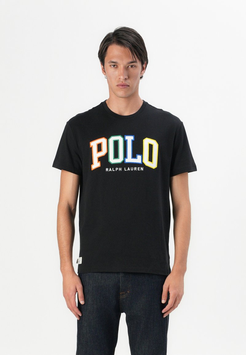 Czarna bawełniana koszulka z nadrukiem wielokolorowego logo "POLO" na piersi, z białym napisem „Ralph Lauren” poniżej.