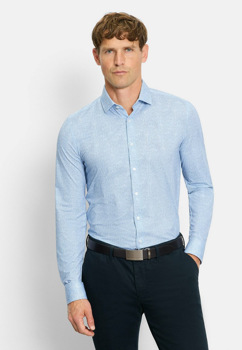 Helltürkis langärmliges Hemd mit dezentem Muster, mit Button-Down-Kragen, kombiniert mit dunklen Hosen und einem schwarzen Gürtel. Glatte Stofftextur.