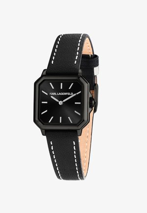 Orologio quadrato nero con cinturino in pelle testurizzata, cuciture bianche e indici delle ore prominenti; presenta il nome del marchio sul quadrante in argento.