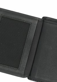 Portafoglio in pelle nera con finitura testurizzata, dotato di uno scomparto per carte in rete. L'interno presenta una fodera liscia e opaca di colore nero.