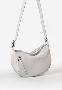Borsa a tracolla in pelle grigia con forma curva, tracolla regolabile e tasca laterale con cerniera. Texture liscia con hardware minimale.