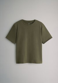 T-shirt en coton vert olive avec un col rond et des manches courtes. Design simple, sans motifs ni accents, avec une texture douce et lisse.