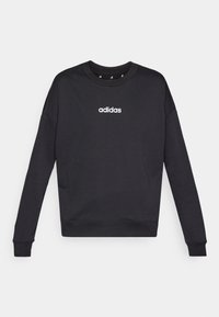 Fekete Adidas pulóver hosszú ujjakkal, kerek nyakkal és fehér logóval a mellkason. Puha anyagból készült, bordás mandzsettákkal és doppel hem.