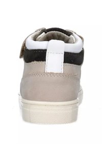 Sneaker in suede beige con accenti bianchi e neri, con collare imbottito, linguetta e suola in gomma testurizzata. La vista posteriore evidenzia i dettagli delle cuciture.