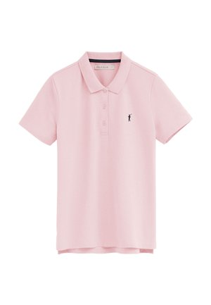 Polo à manches courtes rose clair avec trois boutons et un petit logo brodé d'un joueur de polo bleu marine sur la poitrine gauche.