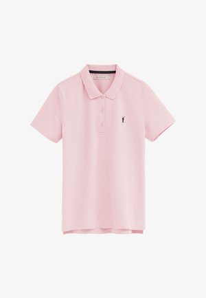 Polo de manga corta de color rosa claro con tres botones y un pequeño logo bordado de un jugador de polo en azul marino en el lado izquierdo del pecho.