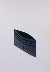 Portafoglio in pelle testurizzata blu navy con più slot per carte e un piccolo logo intagliato sul fronte, posizionato su uno sfondo chiaro.