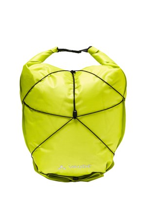 Hellgelber Rolltop-Rucksack mit schwarzen elastischen Kordeln und Schnalle, hergestellt von Vaude, frontseitig vor weißem Hintergrund gezeigt.