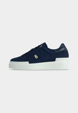 Granatowy niskoprofilowy sneaker z grubą białą podeszwą, czarnymi sznurowadłami, złotym przeszyciem i złotą literą B z boku, wyświetlany na białym tle.