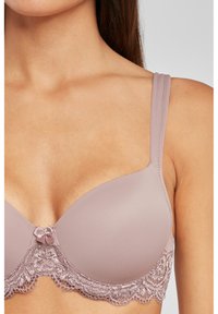Mauve bh met gladde stof, kantafwerking aan de onderkant en een centrale strikdetail. Verstelbare banden zonder padding.