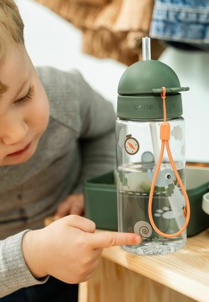 Done By Deer, STRAW BOTTLE TINY TRAILS GREEN 350 ML UNISEX - Trinkflasche - green