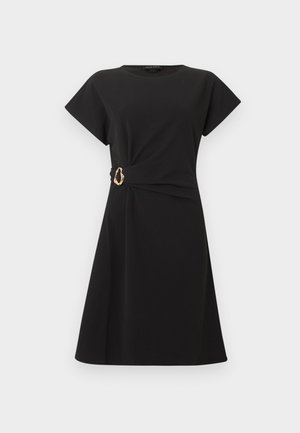 Μαύρο φόρεμα μήκους μέχρι το γόνατο με κοντά μανίκια και λεπτομέρεια με αγκράφα σε χρυσό τόνο στη αριστερή μέση, ελαφρώς μαζεμένο ύφασμα κάτω από την αγκράφα.