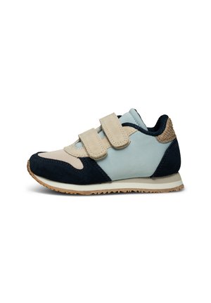 Sneaker med kardborrelås som har ljusblå, marinblå och krämfärgad mocka, med texturerade detaljer och gummisula. Låg profil med rund tå.