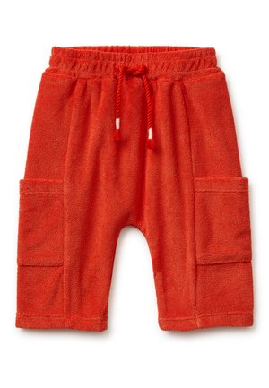 Felrode korte broek voor peuters met een elastische tailleband, trekkoord en grote zijzakken, gemaakt van gestructureerde badstof.