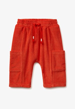 Helle rote Babykurzshorts mit elastischem Bund, Kordelzug und großen Seitentaschen, hergestellt aus strukturiertem Frotteestoff.