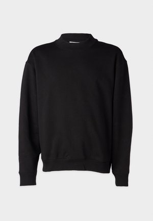 Felpa nera con colletto alto a costine, maniche lunghe e vestibilità rilassata. Texture morbida con polsini e orlo a costine.