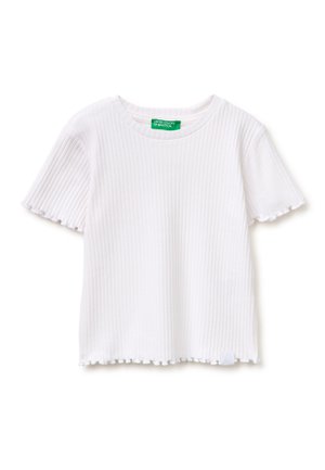Biała prążkowana koszulka z krótkim rękawem, z wykończeniem brzegu w stylu sałaty i zieloną metką "United Colors of Benetton" na kołnierzyku.
