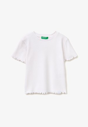 Wit ribbelig shirt met korte mouwen, met een gegolfde zoom en een groen label van "United Colors of Benetton" bij de hals.