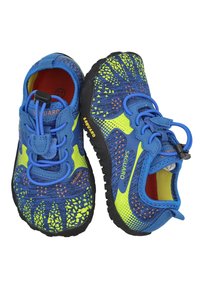 Zapatos infantiles azules y amarillos con parte superior de malla, detalles estampados, cordones elásticos y suela de goma negra texturizada para mayor agarre.