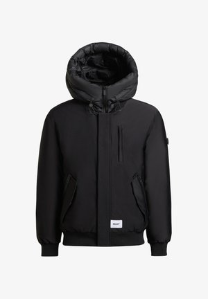 Czarna kurtka puchowa z wysokim kapturem, z zamkami błyskawicznymi z materiału, dwoma kieszeniami na zamek, ściągaczami na rękawach oraz naszywką z logo na dole.