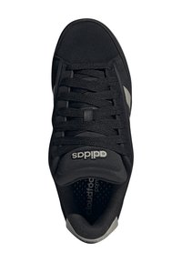 Schwarzer Adidas Sneaker mit schwarzen Schnürsenkeln, grauem Seitenstreifen, "cloudfoam" Innensohle und Adidas-Logo auf der gepolsterten Zunge, von oben betrachtet.