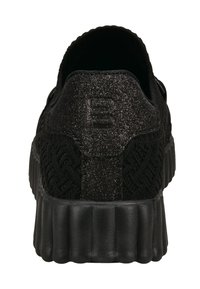 Schwarzer Sneaker aus strukturiertem Strickmaterial, glitzernder schwarzer Akzent an der Ferse und eine dicke, gerippte Sohle.