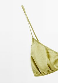 Grøn satin bralette med tynde stropper, blød tekstur og rynkede detaljer langs den nederste kant. Uden syninger og minimalistisk designet.