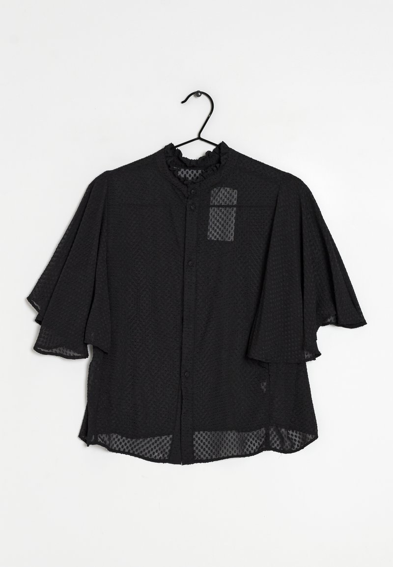 Blusa nera con colletto arricciato, tessuto trasparente, maniche corte e un design a fantasia con un piccolo dettaglio di taschino sul petto.