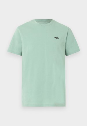 T-shirt vert clair à manches courtes et col rond avec petit logo noir sur la poitrine gauche sur fond blanc.