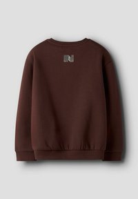 Sweatshirt marron avec un col rond, des poignets et un ourlet côtelés, arborant un logo "N" texturé en argent sur le haut du dos.