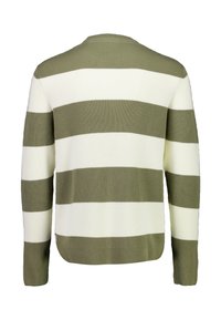 Sweter prążkowany z na przemian szerokimi oliwkowo-zielonymi i białymi paskami. Okrągły dekolt i długie rękawy o luźnym kroju, minimalne zdobienia.