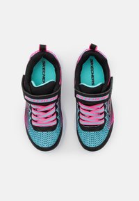 Baskets Skechers noires, roses et turquoise avec un design en maille, des lacets élastiques et une sangle en velcro. Possède une semelle texturée pour une bonne adhérence.