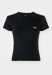 Sort ribbet T-shirt med rund halsudskæring og korte ærmer, med et lille broderet logo på venstre brystområde.
