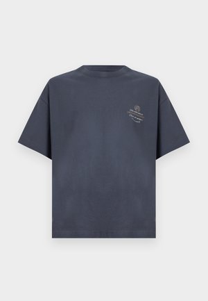 Temno siva kratka majica z okroglim ovratnikom in majhnim svetlim napisom ter krožnim logotipom na levi strani prsi.