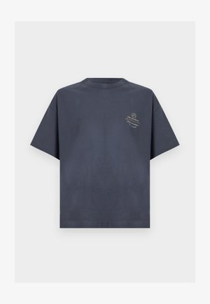 Temno siva kratka majica z okroglim ovratnikom in majhnim svetlim napisom ter krožnim logotipom na levi strani prsi.