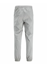 Pantalones cortos de chubasquero en gris claro, elaborados en una tela ligera, con cintura elástica y puños ajustados, que presentan una textura suave y un diseño minimalista.
